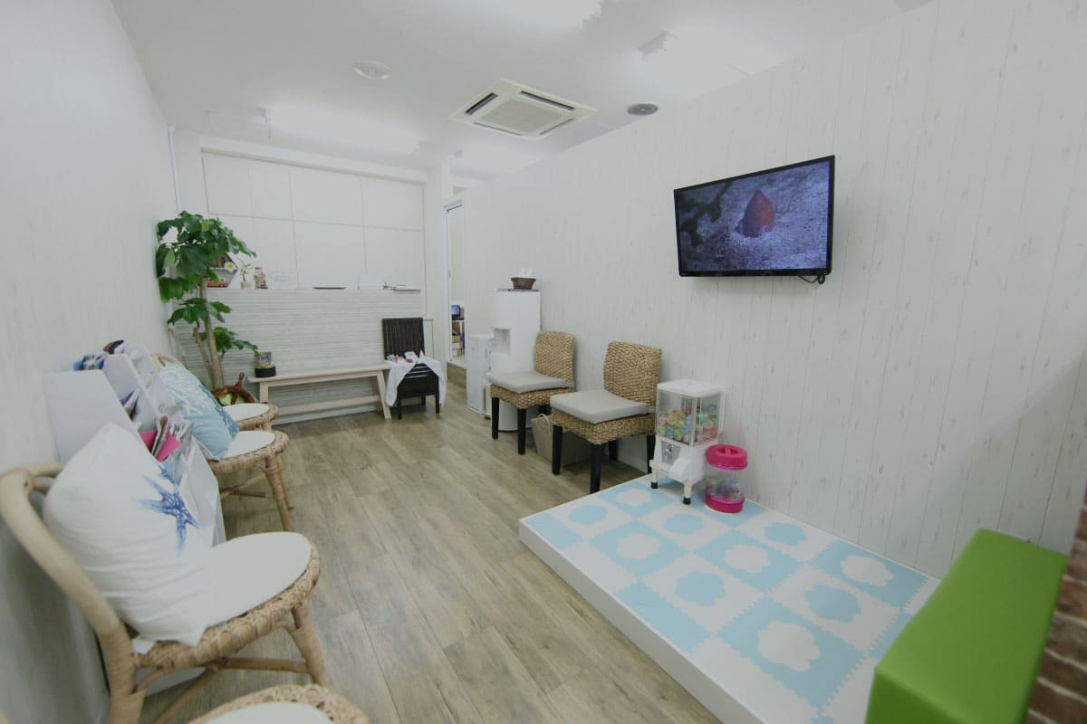 仕事帰りでもリラックスできる、藤沢デンタルオフィスの落ち着いた待合室