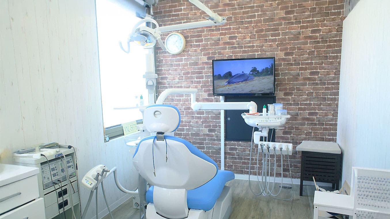 ベビーカーや車いすも入れる広々とした半個室の診療室