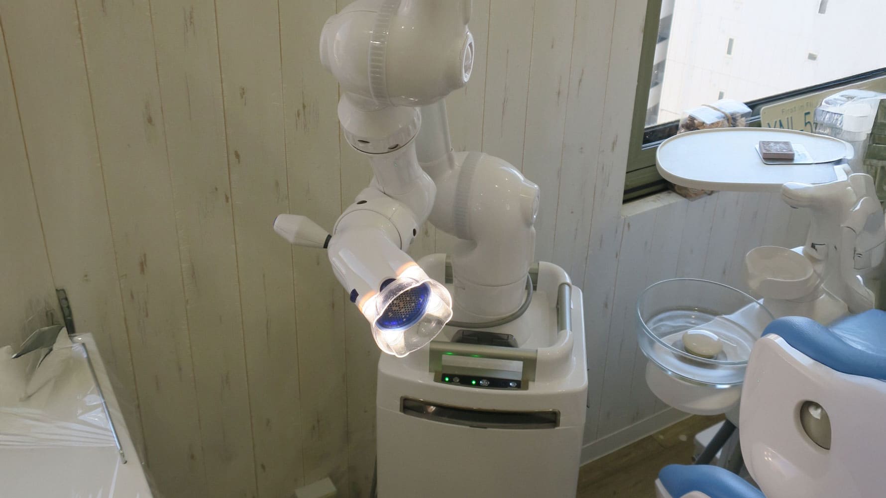 院内感染対策として治療中の粉塵や飛沫を吸い取る口腔外バキューム